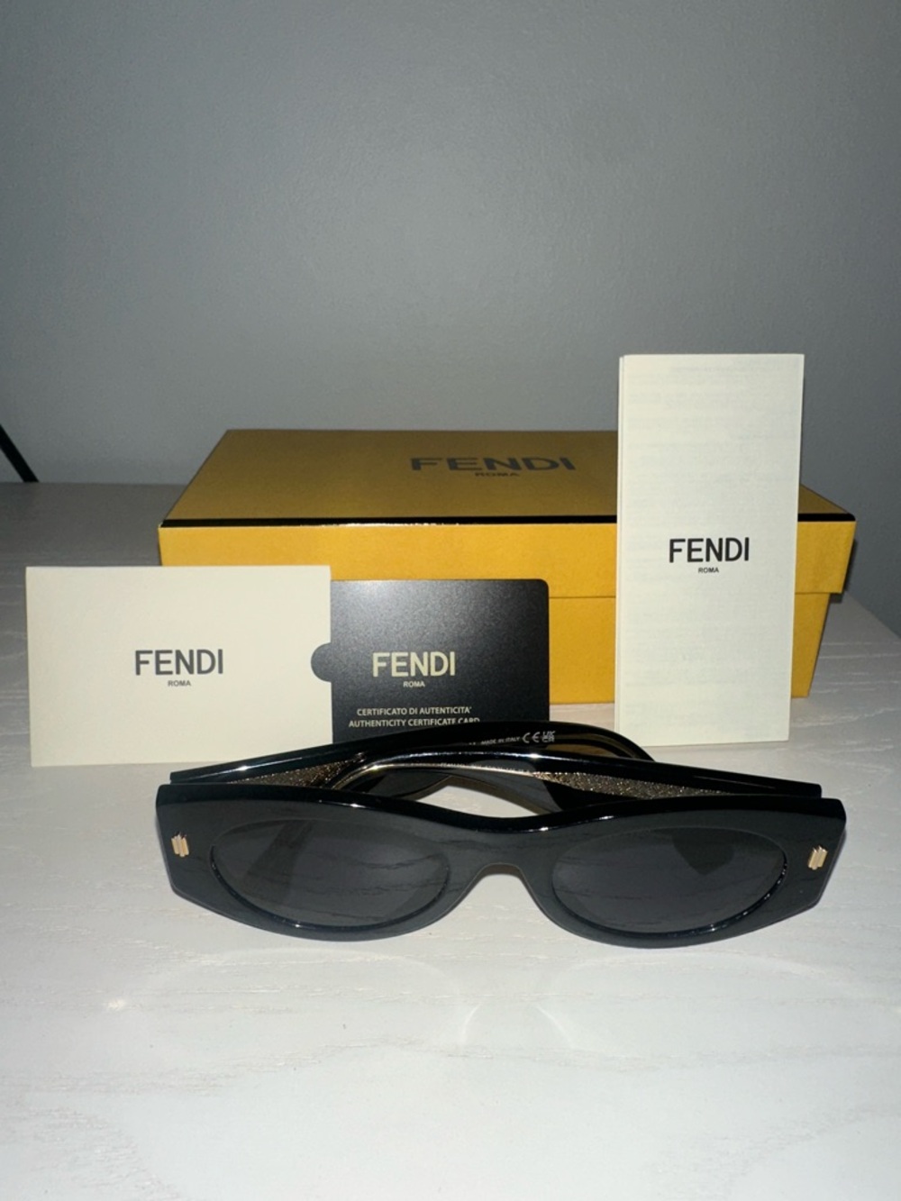 Fendi cat eye Oval 52mm black Sunglasses - Picture 3 of 10